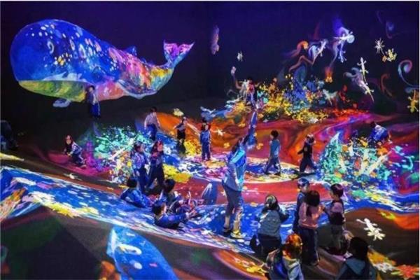 小朋友沉浸在夜游投影出來(lái)的模擬海洋