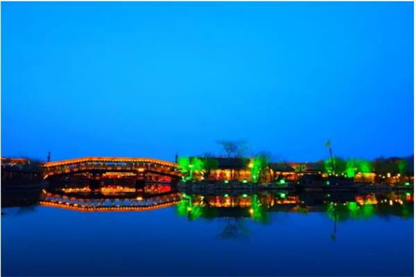 燈光下投影出來(lái)的公園橋邊場(chǎng)景