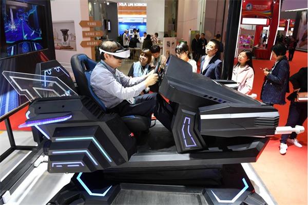 客戶正在體驗(yàn)vr賽車設(shè)備